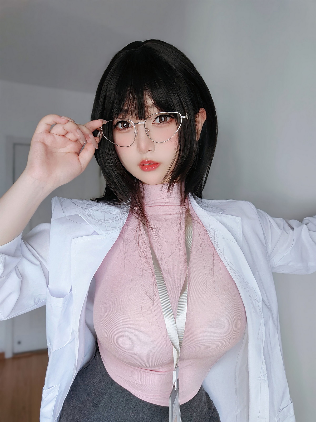 Coser妹子女主K保健医师主题粉色上衣配灰短裙露性感蕾丝内衣秀豪乳诱惑写真100P