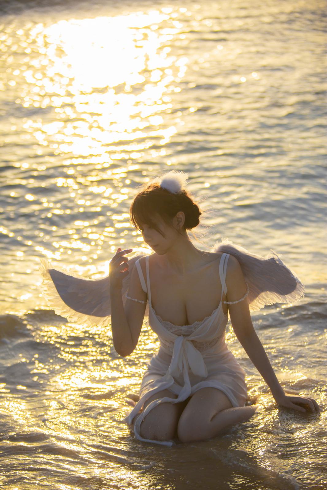 次元少女念雪ww海边神明少女主题沙滩天使装扮白色吊带裙露蕾丝内衣诱惑写真50P