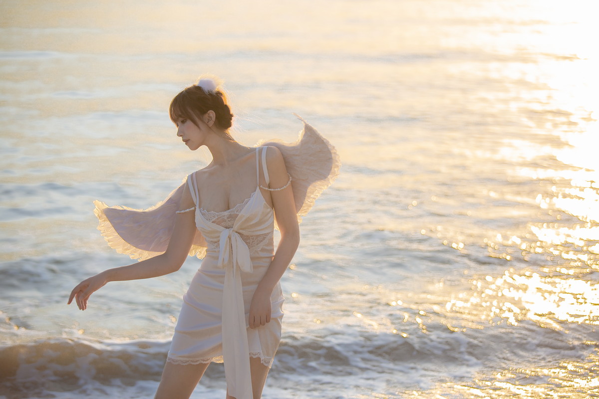 次元少女念雪ww海边神明少女主题沙滩天使装扮白色吊带裙露蕾丝内衣诱惑写真50P