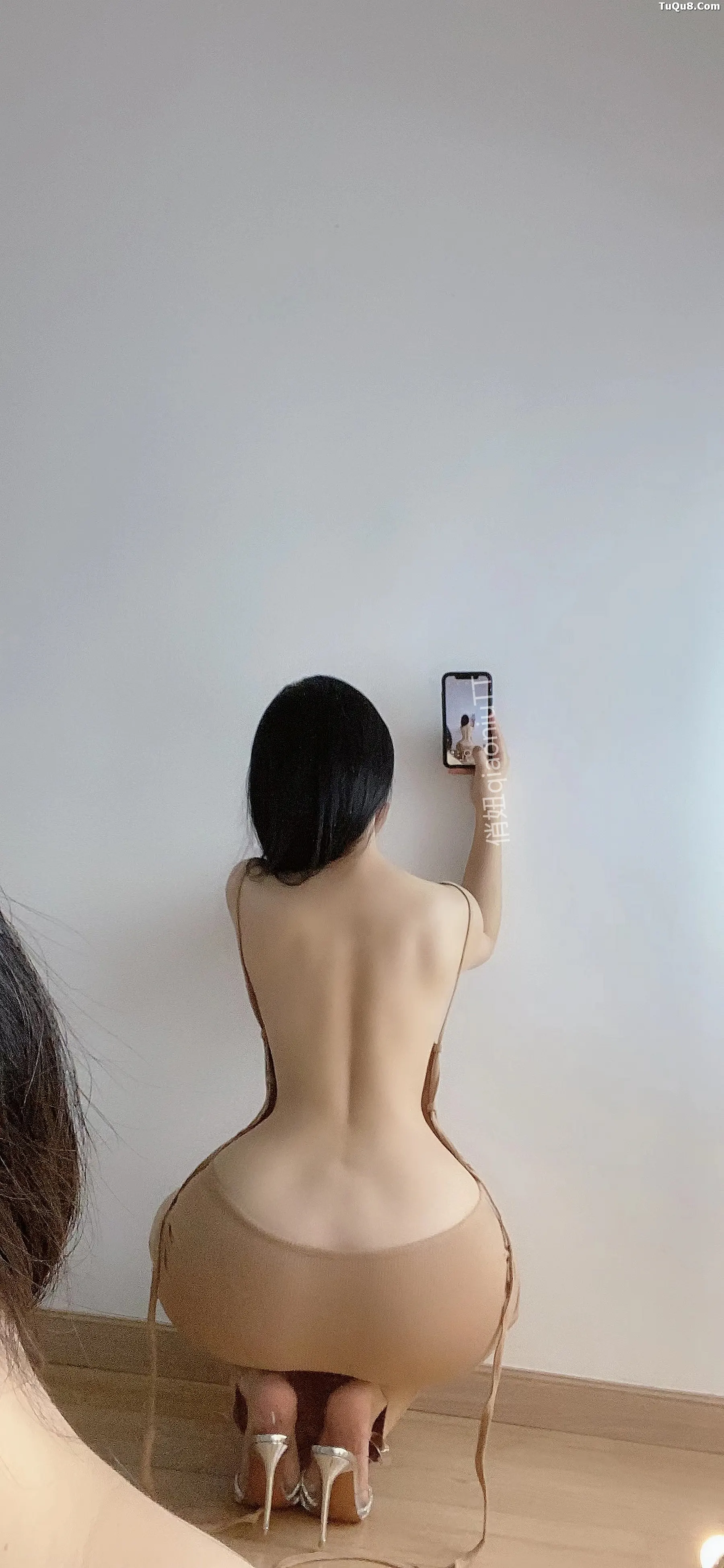 健身达人_俏妞QiaoniuTT_No.039 – 露背连衣裙 [10P]